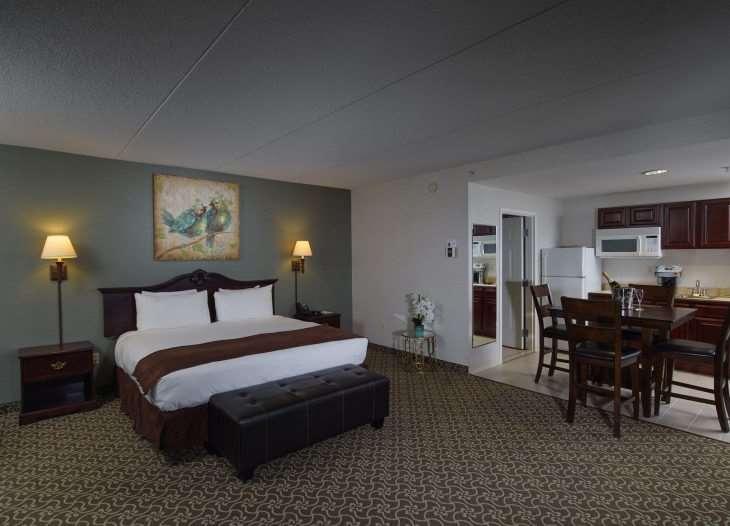 D. Hotel Suites & Spa Holyoke Room photo